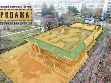 Здание с огражденной территорией на Правом берегу