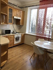 Двокімнатна квартира, центр, біля парку Шевченка.