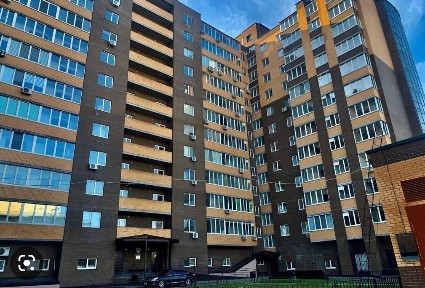 Простора квартира в центрі за драм. театром