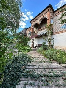 Продаж будинку з каміном і фонтаном.