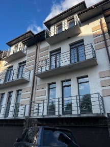 Продаж котеджу по ЄВідновлення в Брюховичах, з виглядом на озеро.