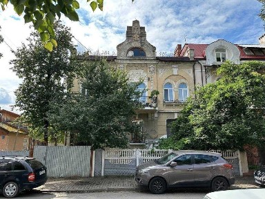 Продаж квартири в стані сирця в історичному центрі Івано-Франківська