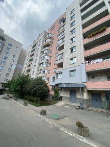 Продаж 3к квартири 80 кв. м на вул. Антонова Олега 27