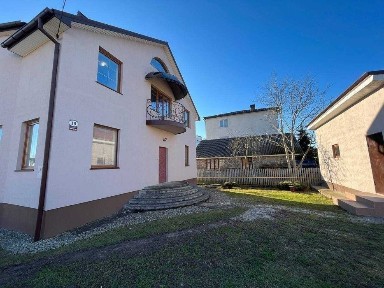 Будинок з ремонтом і двома гаражами у Крихівцях