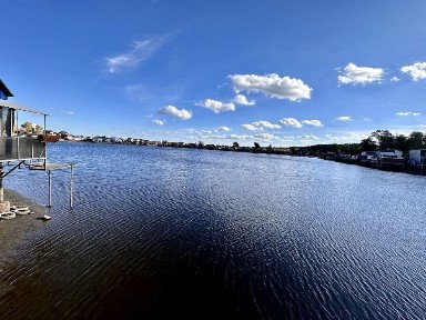 Комфортний будинок або дача над водою. Причал 2