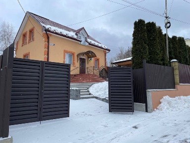 Здається будинок у центрі селища Східниця