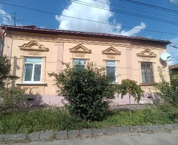 КВАРТИРА: 94кв. м,ЦЕНТР, ІСТОРИЧНА ЗАБУДОВА, відмінний стан, підвал 45кв. м.