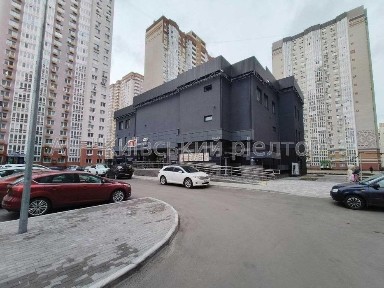 Бориса Гмирі вулиця, триповерхова будівля, район Дарницький, Київ, вул. Бориса Гмирі 16/62