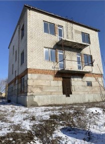 Новобудова 3 поверхи по вул. Трудова