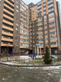 Двір закритого типу. Галя