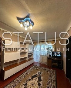 Продаж трикімнатної квартири з великою кухнею.