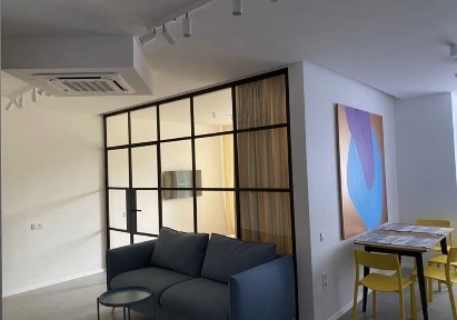 Продам в центрі стильну дизайнерську 2 кімнатну квартиру