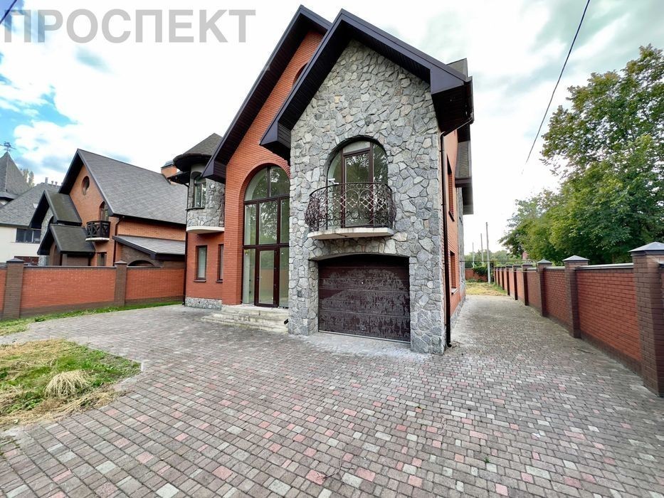 Продам новий будинок площею 300м² в центрі міста (р-н Парка Кожедуба)