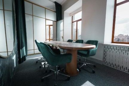 Велика Васильківська вулиця, район Печерський, Київ, вул. Велика Васильківська, чотириповерхова будівля