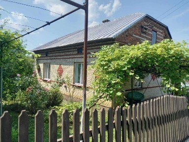 Цегляний будинок у с. Гусаків, Яворівського р-н (Мостиського)