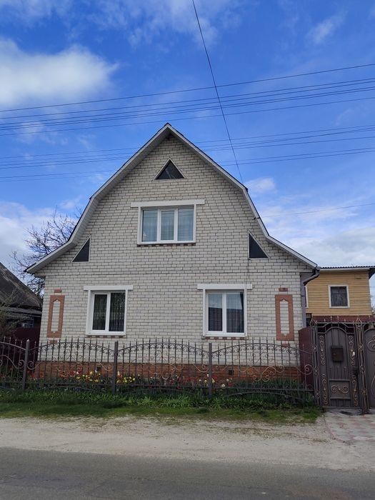 Продається двоповерховий окремий будинок по вулиці Свято-Миколаївській