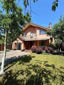 ПРОДАЖ будинок поруч сквера в центрі