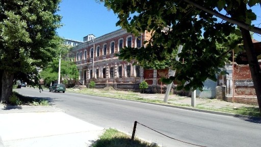 Продаж будівлі з прилеглою територією