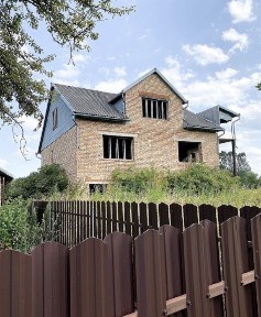 Продається незавершенний житловий будинок.