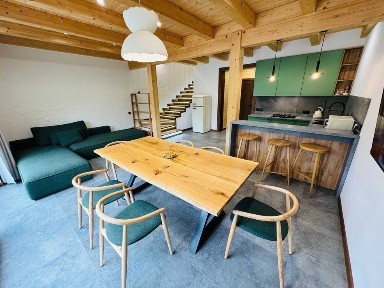 Продаж 2 поверхового будинку з опаленням і ділянкою на 17 соток, 97 кв. м, 3 кімнати, на вул. Карпатська