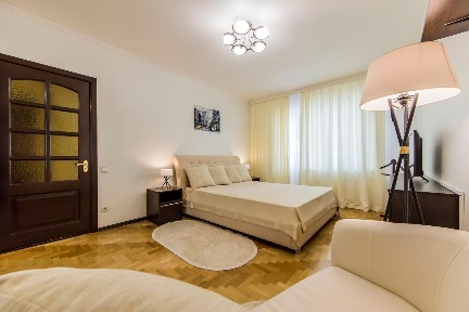 Киев, Ревуцкого ул., 42