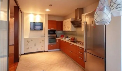 Киев, Днепровская наб., 25