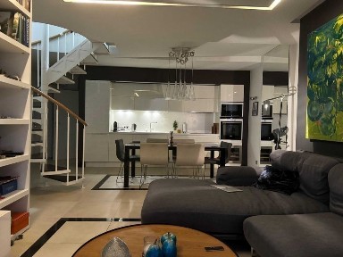 Видова дворівнева квартира з дизайнерським ремонтом та паркомісцями