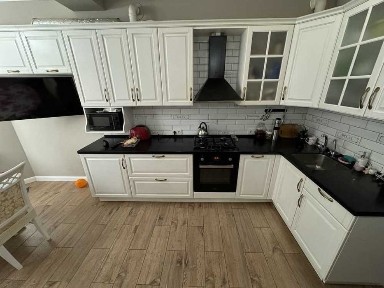 Левада трикімнатна квартира в цегляній Новобудові Код №9337