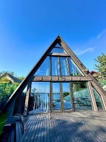 Будинок для відпочинку чи бізнесу на березі водоймиM