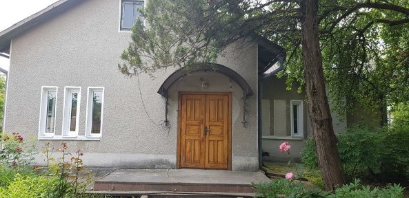 Будинок з гаражем та ділянкою