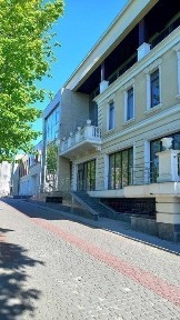 Оренда високого цокольного приміщення з вікнами