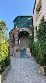 Уютный дом, с большой ухоженной территорией. Харьков, пос. Жихарь.