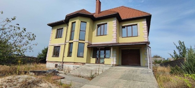 Продається новий двоповерховий цегляний будинок на березі річки.