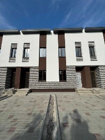 Новий таунхаус з червоної цегли в центральній частині міста. Галина