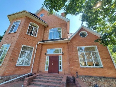 Двохповерховий будинок під Прилуками