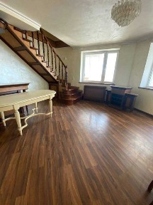 Продам двоповерхову квартиру з видом на р. Дніпро в центрі