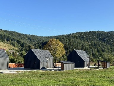 Котеджі для відпочинку біля річки в Східниці з чаном джакузі