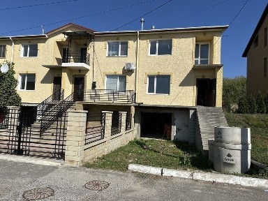 Продається затишний котедж в Кленовому гаю.