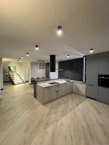 Продаж дуплекса з великою ділянкою та гаражем на 2 авто