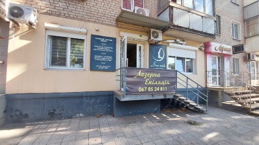 Продажа салона красоты с оборудованием и арендаторами по красной линии