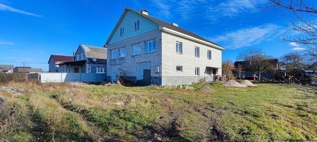 Продам нову половину будинку. Три роздільні кімнати. Два санвузли. Гараж