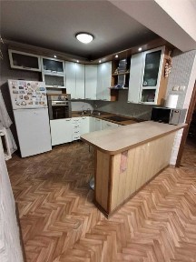 Продаж просторої двоповерхової квартири в найкращому районі міста.