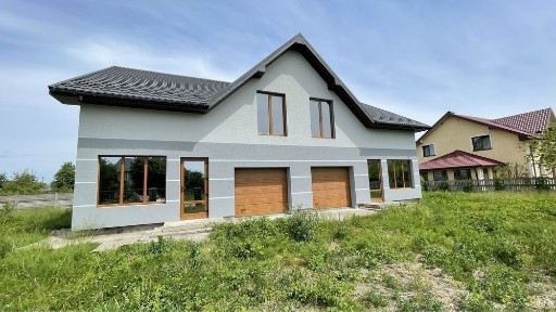 Продається будинок з гаражем. З великою земельною ділянкою.