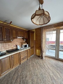 Довготривала будинку біля озера