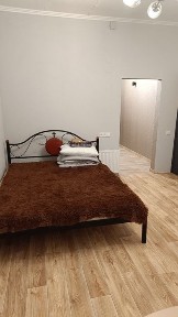 Сучасна квартира. 1 поверх. Поряд зупинка. Світло не вимикають.