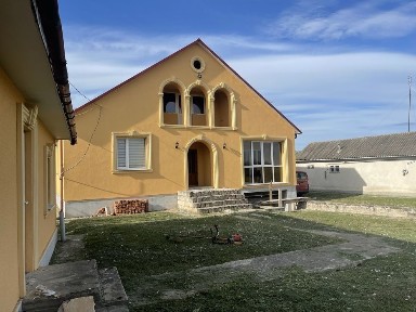 Продам гарний будинок з ремонтом в місті Сокиряни