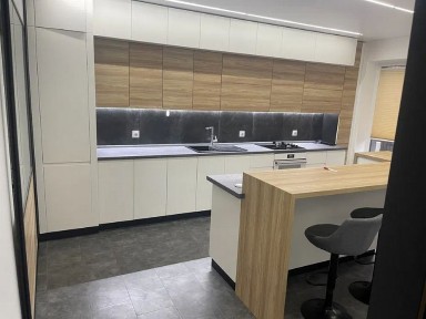 Продає будинку 250 кв. м, с. Підгородне