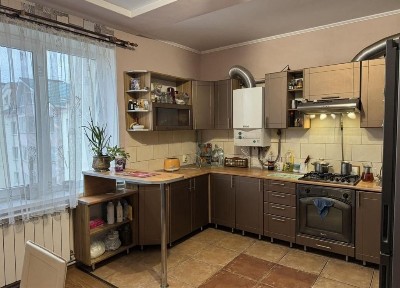 Продаж 3 кімнатної квартири з ремонтом та меблями.