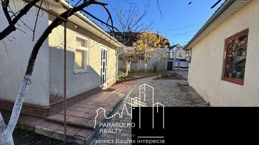 Продам будиночок поряд з ставочком