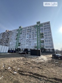 Простора квартира 100 квм у цегляному будинку, 3 кімнати, 2 санвузли.